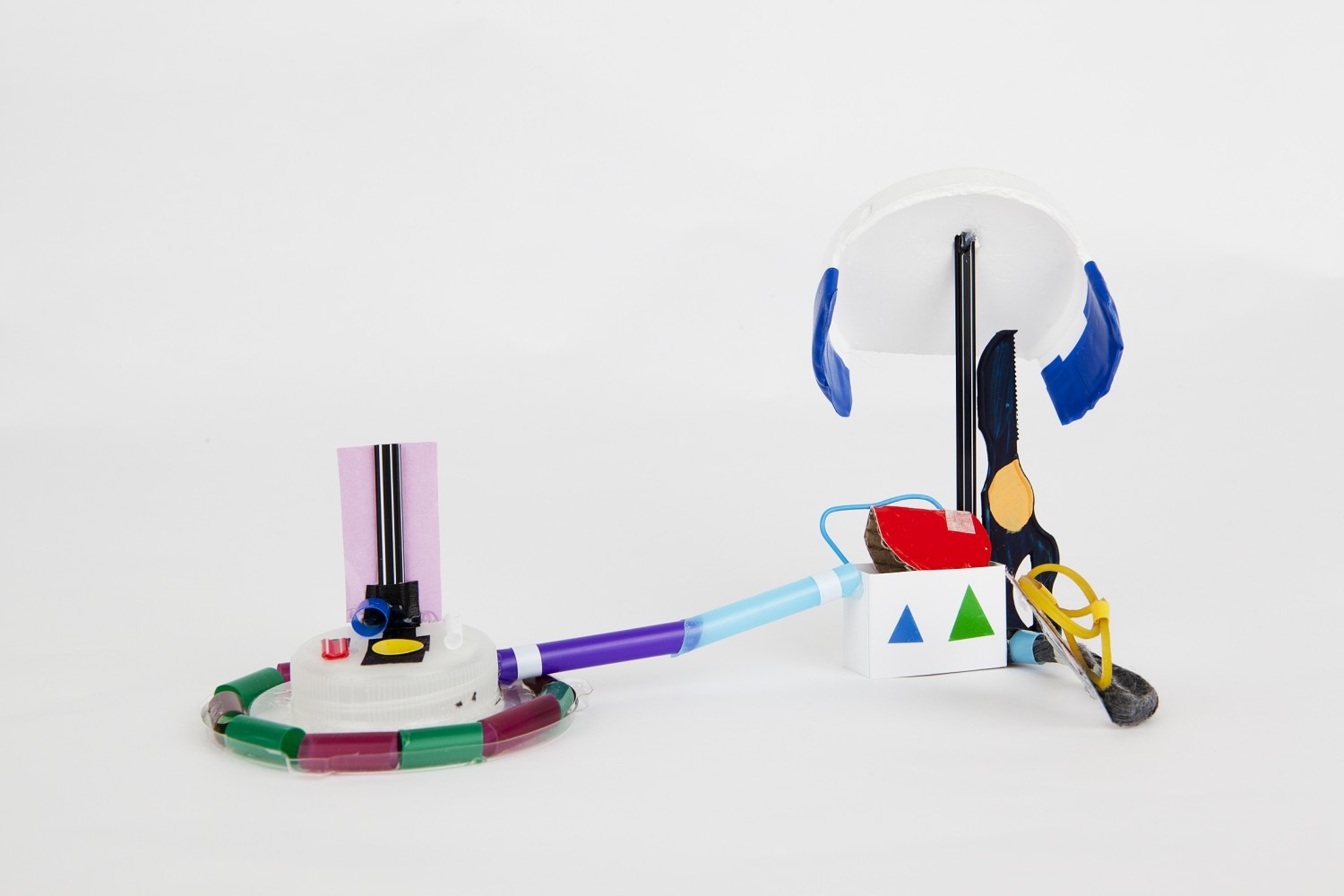 Unmet Gaze, mixed media installation, 15x20x15cm, 2014