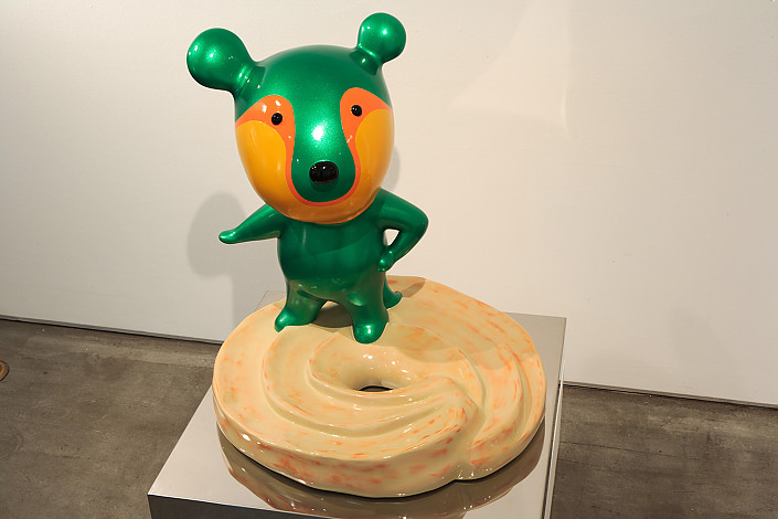 노준, Minggu Sudaru, 57x57x61cm, car paint on plastic, stainless steel, 2008